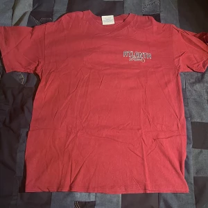 Atlanta vintage T-shirt  - Röd Atlanta T-shirt i för bra skickat, dm vid frågor:)
