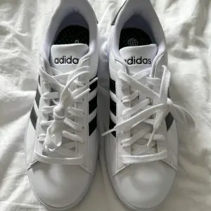 Helt nya adidas sneakers, säljs pga att dom är för små för mig. FÖRST TILL KVARN!