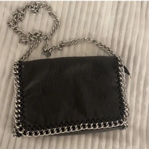 Tiamo väska  - Tiamo väska i modellen Priscilla. Använd men har inga defekter. Storlek medium. Nypris: 500kr. 