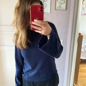 Mörkblå stickad  - En tunnare stickad tröja från Lindex, med utsvänga ärmar. Jättefin passform  men kom aldrig till användning för min del. Passar en S & M. Nysick!! FLEXIBEL M PRIS