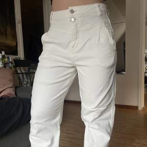 snygga vita jeans som inte kommer till användning. likadana som de svarta 💕