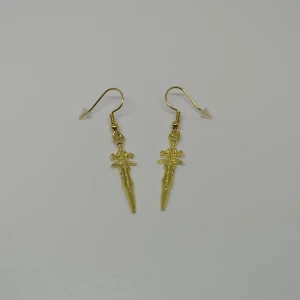 Örhängen ~svärd~ - Örhängen gjorda/designade av mig. De är nya/oanvända. Krokar i rostfritt stål. (frakt: 15 kr för frimärke) 