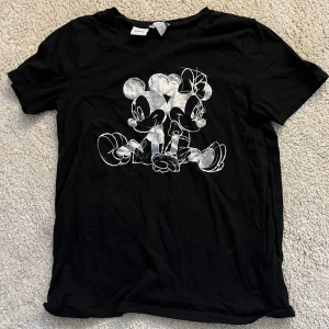 T-shirt - Super gullig Musse och Mimmi t-shirt från New Yorker. Använd 1 gång i storlek  M men passar även L och vill man ha lite oversize så passar den i S också🫶🏼
