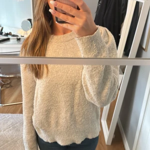 Stickad tröja  - Stickad tröja från Kappahl.  Väldigt skönt material💞