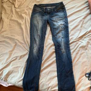 Säljer lågmidjade jeans i stl 27/32. Säljer då de är för små för mig men är i mycket bra skick