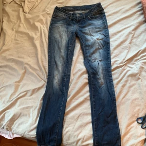 Lågmidjade jeans - Säljer lågmidjade jeans i stl 27/32. Säljer då de är för små för mig men är i mycket bra skick