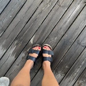Birkenstock - Svarta Arizona Birken i storlek 39. Slitna och nedgångna men funkar bra ändå😍 säljs i befintligt skick