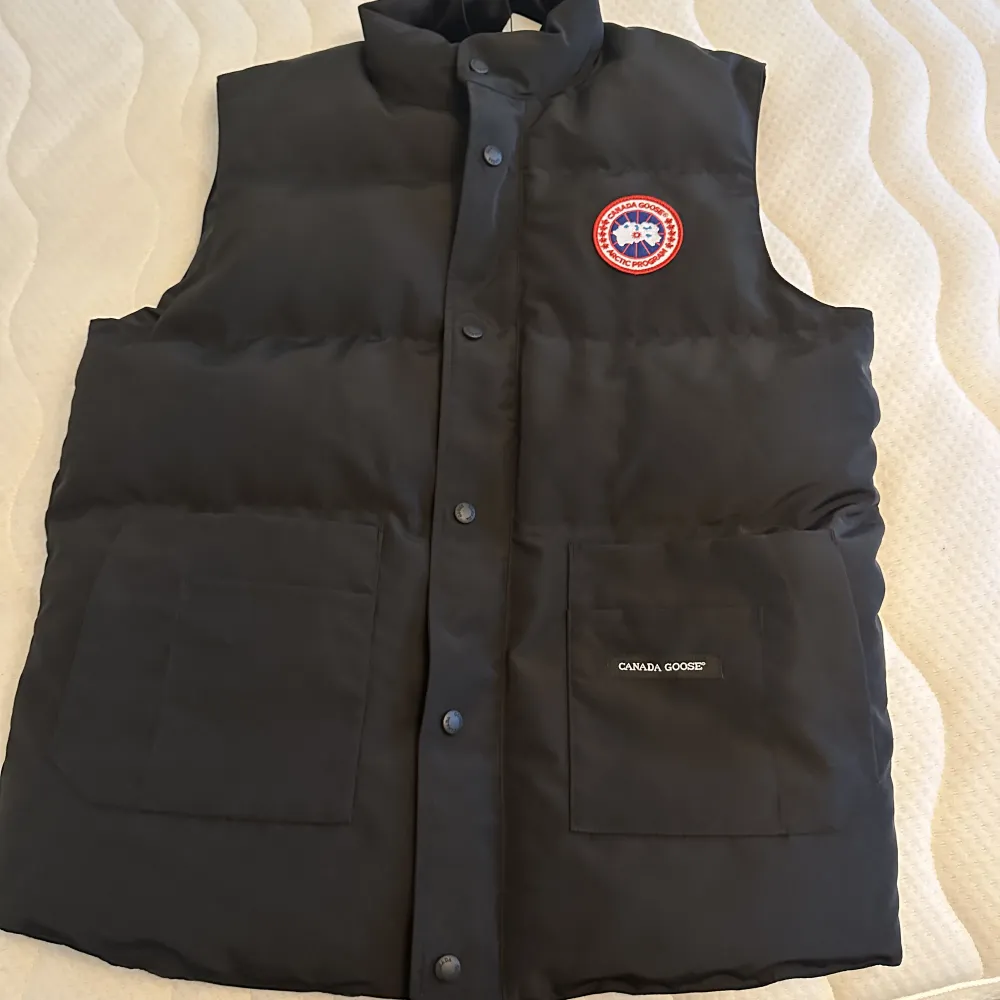 Canada goose Freestyle Vest Black. Använd bara 1 gång anledning till att jag säljer den är för den är för stor den passar på film som har  M-L-XL . Jackor.