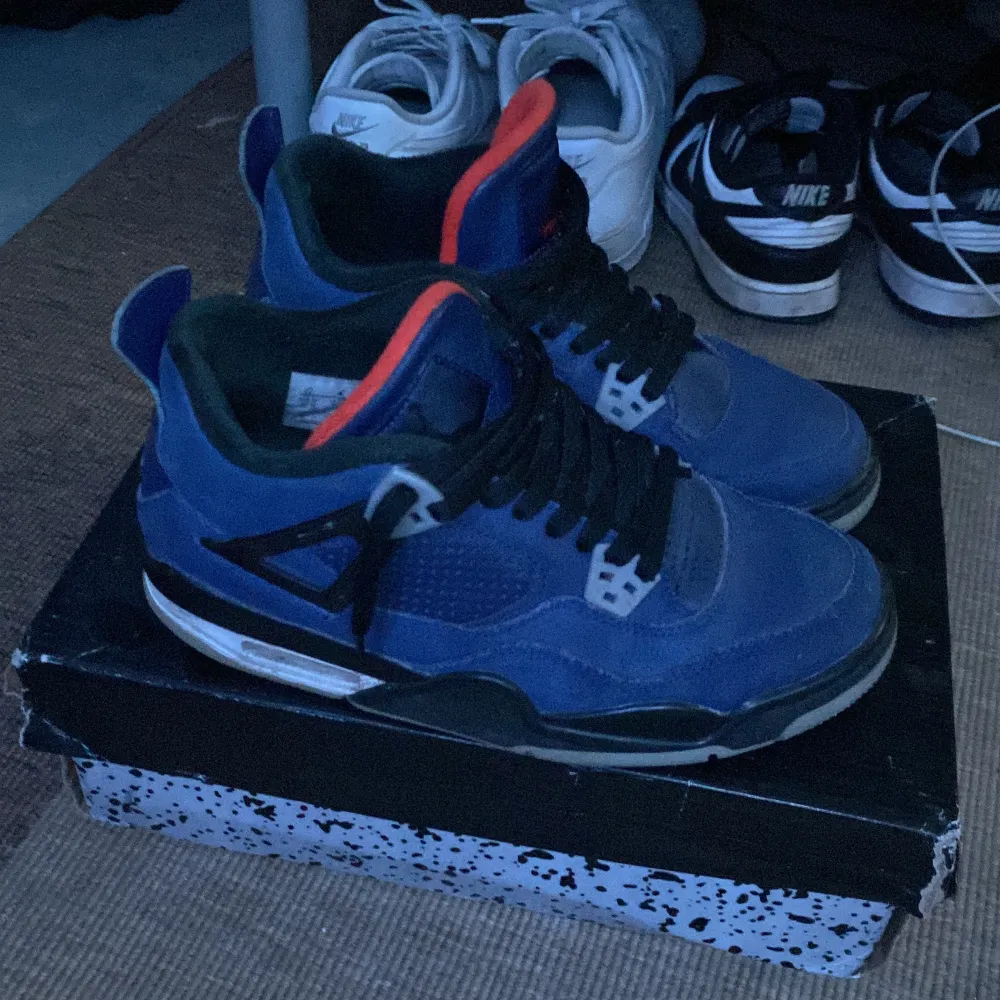 Jordan 4 wntrised loyal blue i storlek 40. Gs size. Köpte dem från sneakershyllan för ett tag sen men märkte nu att dem är lite för små för mig. Det är i helt ok skick fast har ganska mycket starloss. Dessa finns inte många i Sverige.  Kan meetup i Gbg. Skor.