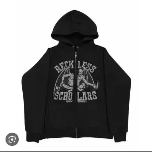 Säljer nu en knappt använd zip hoodie från reckless scholars.
