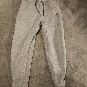 nike tech byxor - Säljer ett psr fets nike tech byxor i bra skick