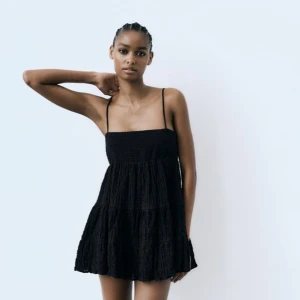 Slutsåld zara klänning - Säljer denna fina klänningen från zara då den inte passade mig, slutsåld på hemsidan!