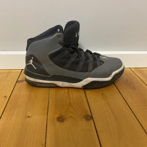 Jordan sko - Hej! Säljer nu mina jordans i storlek 42 då dom blivit för små och jag inte använder dom! Kommer inte ihåg vad dom är köpta för men jag säljer dom för endast 150kr!!