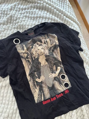 Guess t-shirt - T-shirt från GUESS, använd 1-2 ggr, som nyskick. Skönt material och coola detaljer