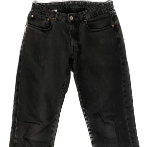 Svarta Vailent jeans stl S - Hejsan! Säljer här mina svarta Vailent jeans i stl S från Carlings då det blivit för små De är en del använda men i gott skick! 9/10 Varken trasiga eller fläckar  Hör gärna av dig om de undras något!
