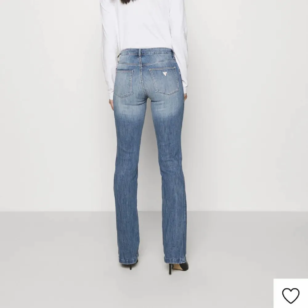 Supersnygga lågmidjade jeans från Guess i nyskick. Köptes på zalando för 879kr nyligen!💓. Jeans & Byxor.