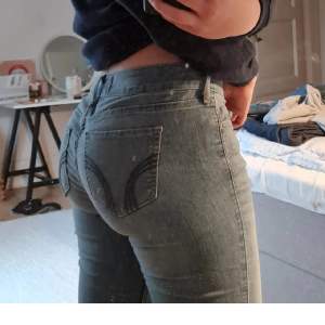 Snygga lågmidade jeans från hollister. Inte använda i en lätt bootcut modell, lite korta för mig som är 170 cm. Säljs pga passar ej längre