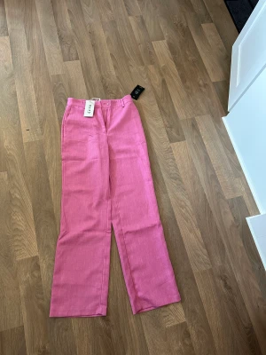 Kostymbyxa - Helt nya oanvända byxor, råkade skicka iväg fel storlek så dessa passar inte mig. Original priset är 700kr!
