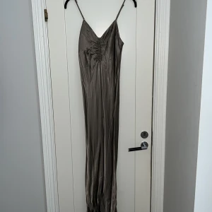 Zara satin klänning NY - Skulle haft på ett bröllop men blev inte så. Otroligt fin klänning!! Passar också s