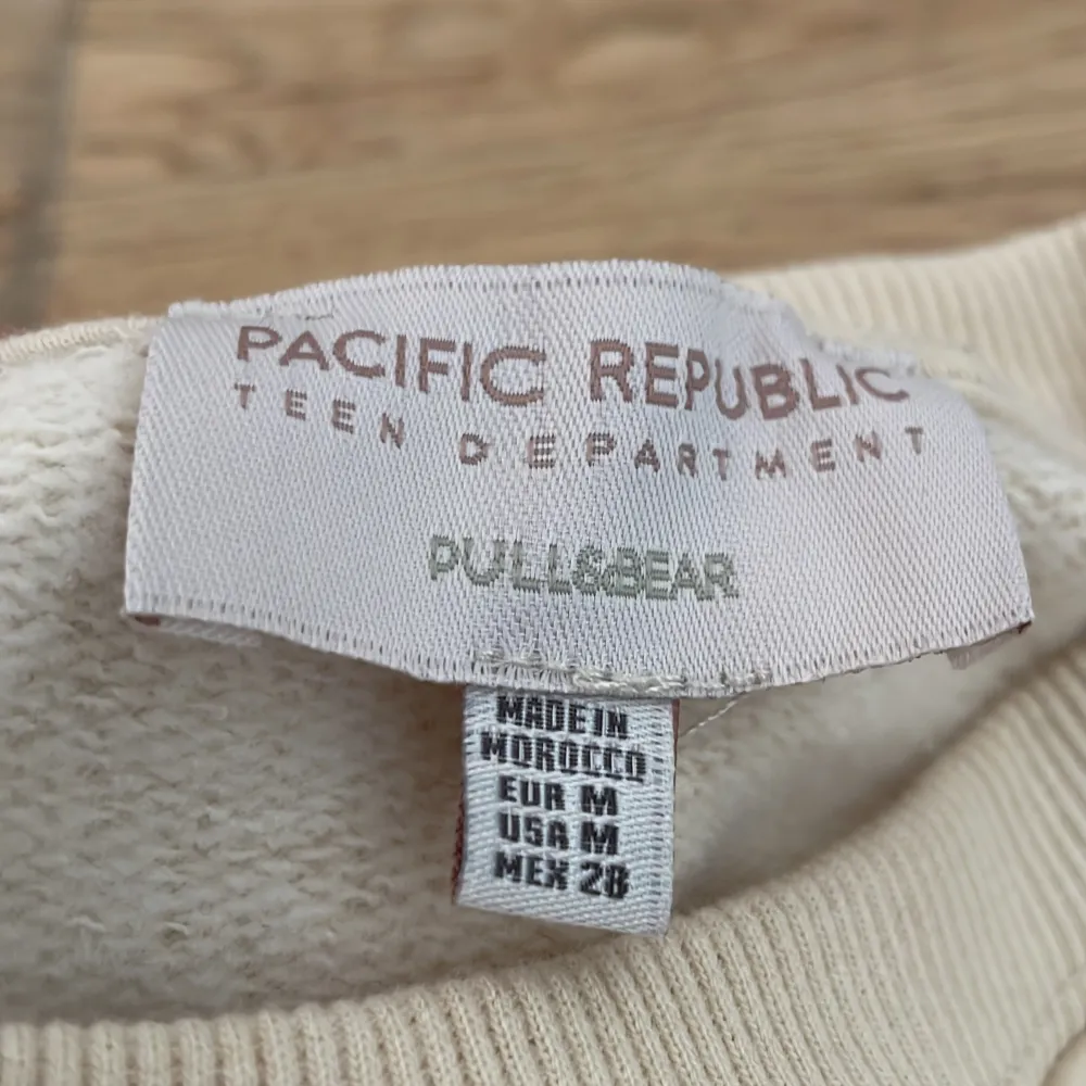 Off-white/beige oversized crewneck sweatshirt från Pull&Bear i storlek M. Har aldrig använts. . Hoodies.