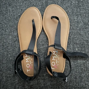Tommy Hilfiger - Tommy Hilfiger sandaler i storlek 42, endast provade. Säljes pågrund av felköp. Dom är äkta.
