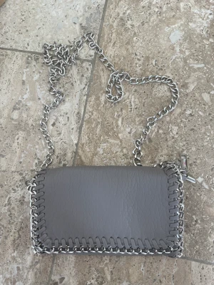 Väska  - En jättefin axelremsväska i jätte bra skick, använd endast ca 5 gånger. 