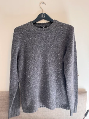 Cashmere tröja  - Säljer min fina Paul and friends cashmere merino ull blandning. tröja. Köpt på Paul and friends Nk Stockholm. Använd ett fåtal gånger. Tag finns kvar men tyvärr inget kvitto.