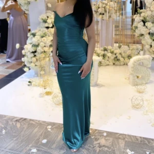 Fest klänning - Säljer min favoritklänning pga jag gått ner i vikt. I princip i nyskick då det används fåtal gånger💕 Är cirka 173 cm med klackarna. Klänningen passar även M. DM för diskussion om pris eller mer info🌸