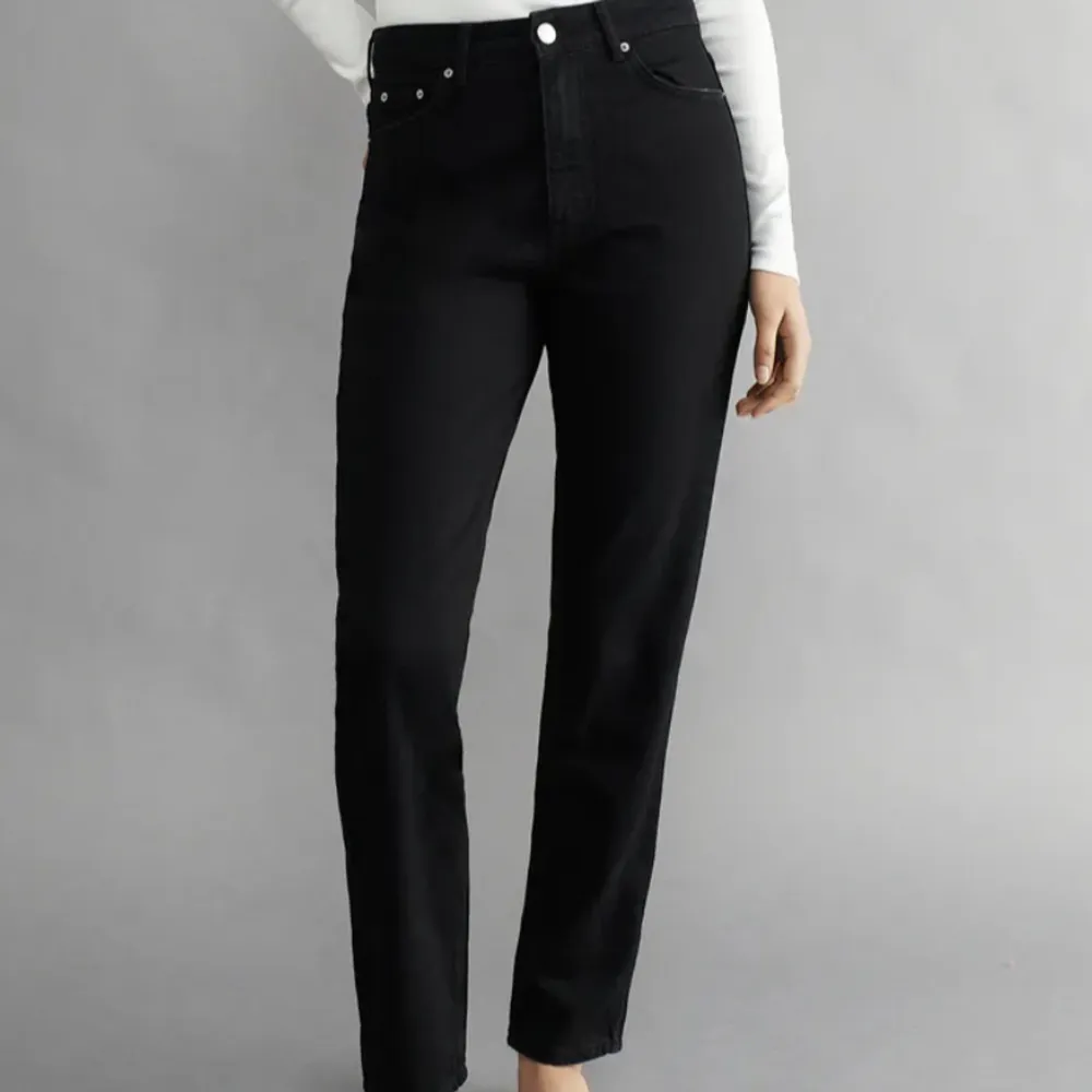 Jeans från Ginatricot i modellen ”dagny mom jeans” aldrig använda så dom är i nyskick☺️. Jeans & Byxor.