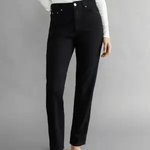 Jeans från Ginatricot i modellen ”dagny mom jeans” aldrig använda så dom är i nyskick☺️