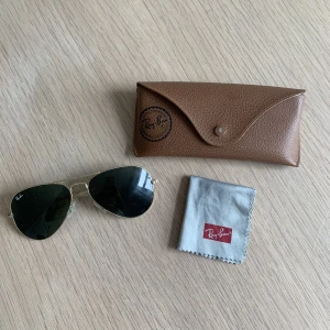 Rayban aviator guld - Säljer nu mina solglasögon från Rayban. Båge:guld storlek: small 