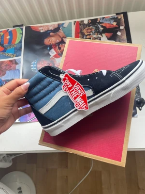 Vans Sk8-hi - Helt nya höga vans i modellen Sk8-hi, helt nya med tillhörande låda. Säljer då jag inte hann skicka tillbaks i tid💙