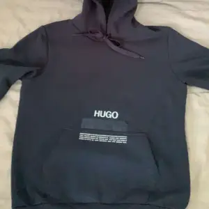 Mörkblå hoodie från hugo boss som är använd ett fåtal gånger och som är i fint skick. ❤️‍🔥