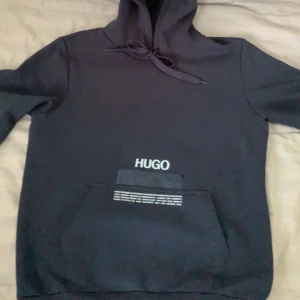 Hugo boss hoodie - Mörkblå hoodie från hugo boss som är använd ett fåtal gånger och som är i fint skick. ❤️‍🔥