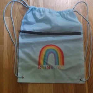 Gympapåse Regnbåge - Fin oanvänd gympapåse. 