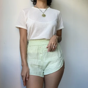 Gröna Shorts - • WATERY GREEN SOFT SUMMER SHORTS WITH DETAIL BUTTONS AND ELASTIC WAISTBAND  • SIZE - XS / EU 34 • BRAND -  Zara • MATERIAL - Lyocell