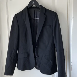 Kavaj  - Kavaj i jättebra skick från hm har bara använt två gånger.