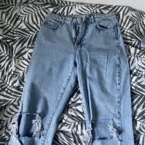  Ljusblåa håliga jeans från Gina Tricot. Dom är i väldigt bra skick men har inte fått användning av dom på ett tag nu.