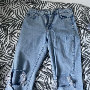 Håliga jeans  -  Ljusblåa håliga jeans från Gina Tricot. Dom är i väldigt bra skick men har inte fått användning av dom på ett tag nu.