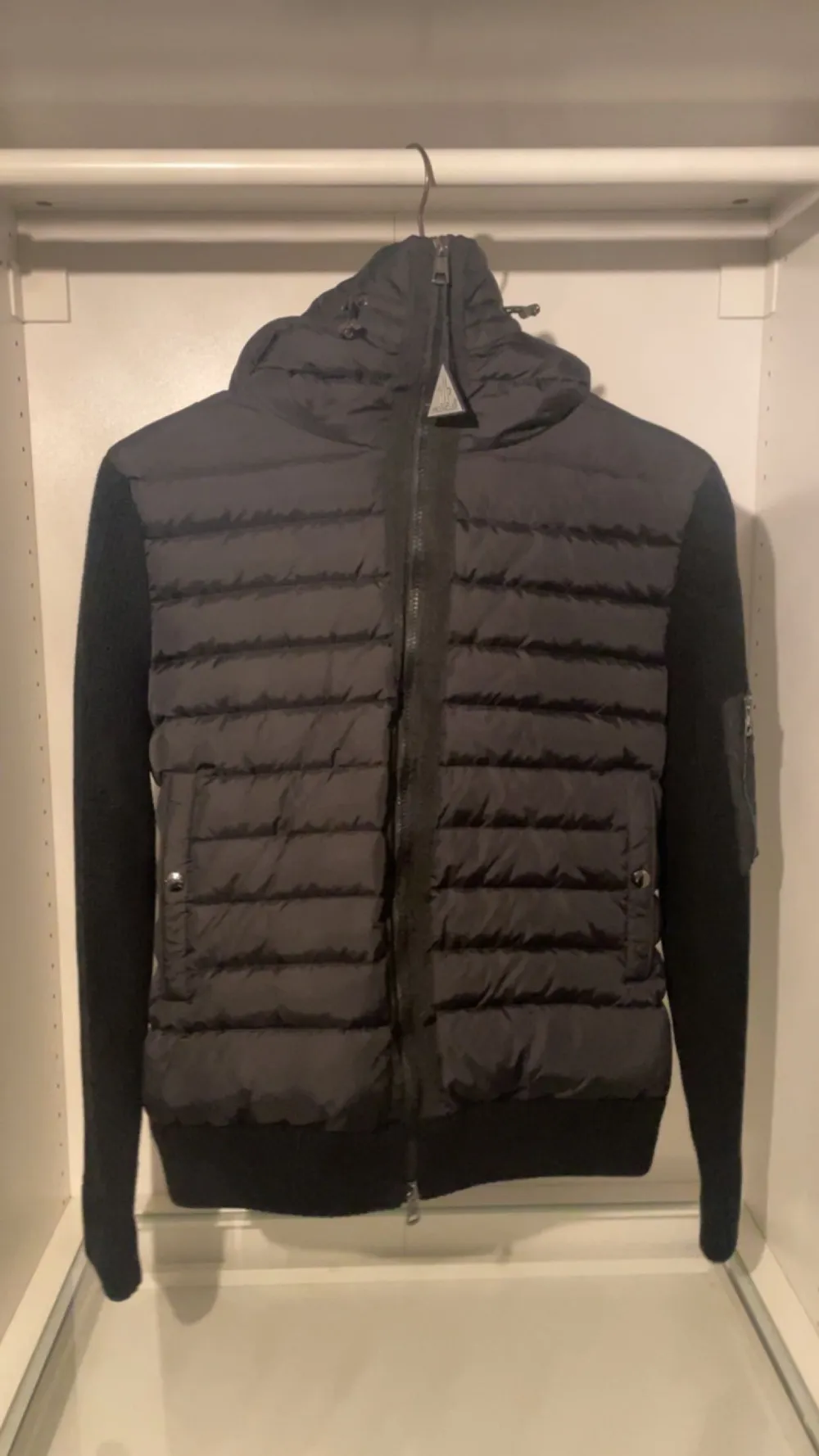 Moncler Cardigan, A kopia har NFC Tag som funkar på armen, Jackan är storlek M och den har aldrig använts.. Jackor.