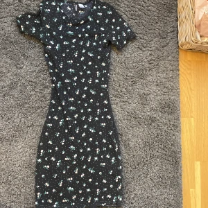 Blommig klänning  - Säljer denna fina klänning då den är för liten för mig, använd cirka 2 ggr. Storlek xxs