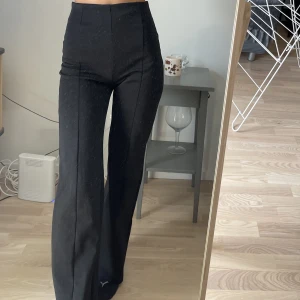 ”kostymbyxor” från nelly - Sköna mjukis/kostymbyxor från Nelly i polysester, storlek xs