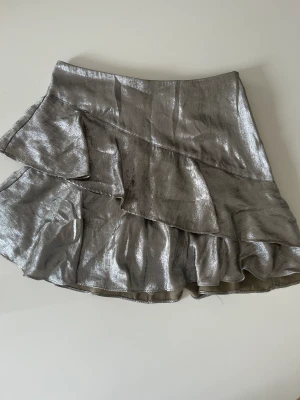 Volangkjol - Jätte cool volangkjol från Zara i en metallic färg! Sparsamt använd och därav inga synliga defekter!💕