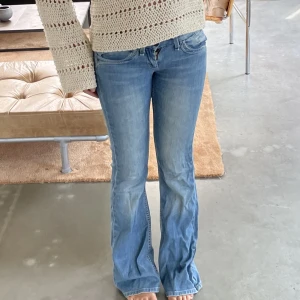 Jeans - Så snygga lågmidjade jeans med en cool detalj baktill! Midjemått: 35cm.  Innerbenslängd: 83cm🥰
