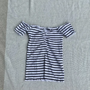 Topp - En likadan topp som den röda fast den är marinblå. Super söt och gullig också.