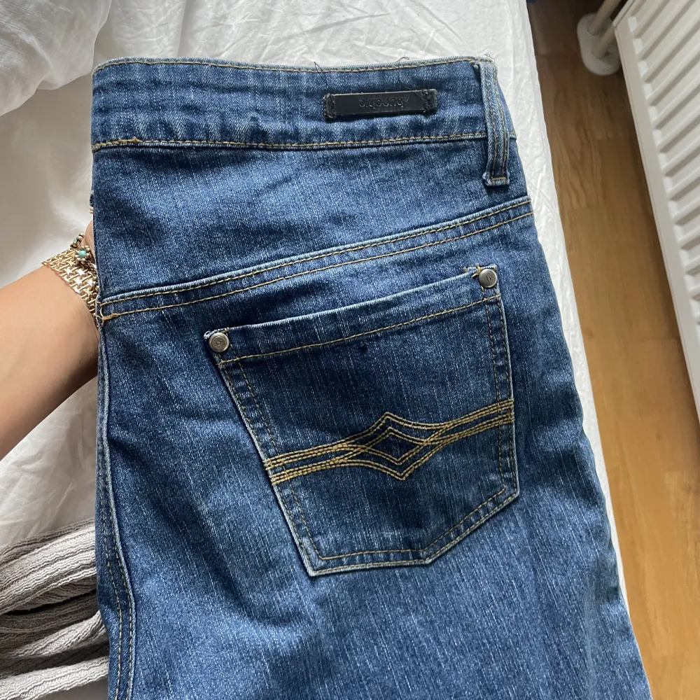 Baggy bootcut lågmidjade jeans som tyvärr inte kommer till användning!💗. Jeans & Byxor.