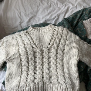 Vit stickad tröja - Säljer denna gosiga stickade tröja från nakd då den ej kommer till användning längre 🤍