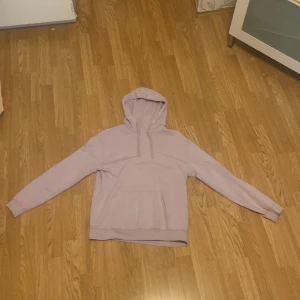 Hoodie  - Köpt från Cubus För mycket lila i garderoben så behöver få ut lite lila i garderoben!
