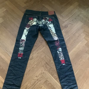 Evisu jeans - Tja ja säljer några feta evisu jeans använt runt 2 gånger så nästan helt nya. Tappat intresset därför säljer ja dom!