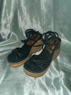 Klackar sandaler kilskor - Oanvända  24,5-25 cm  9 cm höga 